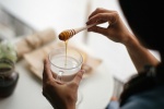 Uống sữa pha với mật ong có tốt cho sức khỏe?