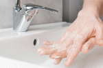 Dưỡng ẩm cho bàn tay mùa dịch khi tiếp xúc với xà phòng, nước rửa tay khô