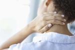 Bị thoái hóa cột sống cổ gây đau đầu phải làm sao?