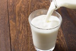 Uống sữa trước khi đi ngủ tốt cho sức khỏe?