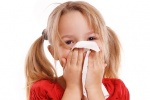 Mách cha mẹ cách phòng viêm mũi họng cho trẻ khi giao mùa