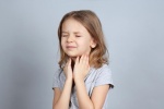 Vì sao viêm họng ở trẻ hay tái phát?