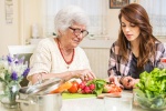 Người cao tuổi nên ăn uống thế nào để duy trì sức khỏe?