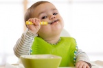 5 bí quyết giúp cha mẹ dạy trẻ tự xúc ăn