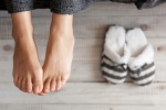 Bàn chân lạnh nói lên điều gì về sức khỏe? 
