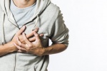 Hẹp van động mạch chủ làm sao để đỡ khó thở, đau ngực?