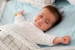 Ngủ chung giường với trẻ sơ sinh sao cho an toàn?