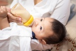 Có nên cho trẻ sơ sinh uống sữa đặc?