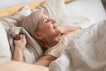 Tại sao người già hay bị mất ngủ và làm sao để khắc phục?