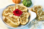 Bánh mỳ nướng bơ tỏi giòn rụm, thơm ngon trong ngày Đông lạnh