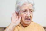 Người cao tuổi bị nghe kém, phải làm sao để cải thiện?