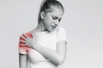 Các chấn thương thường gặp ở vai và cách xử lý để giảm đau vai