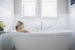 Những lợi ích sức khỏe bất ngờ của việc tắm nước ấm với gừng