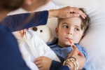 Trẻ bị viêm họng sốt cao phải làm sao?