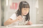 Có nên cho trẻ dùng nước súc miệng thảo dược?