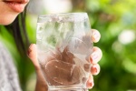 Uống nước đá vào thời điểm nào có thể gây hại cho sức khỏe?