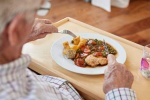 Người cao tuổi nên ăn uống thế nào để nhanh hồi phục sau phẫu thuật?