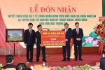 Chủ tịch Quốc hội Vương Đình Huệ trao tặng máy thở cho bệnh viện ở Nghệ An