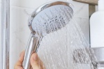 Thói quen tắm trong mùa Hè có hại cho sức khỏe