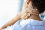 Bài tập đơn giản giúp giảm đau cổ khi làm việc lại nhà