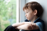 Trẻ rối loạn tâm lý khi ở nhà tránh dịch COVID-19: Cha mẹ nên làm gì?