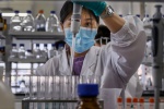 Y tế tuần qua: Việt Nam sẽ sản xuất vaccine COVID-19 từ tháng 9 tới