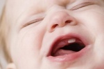 5 hiện tượng thường gặp khi trẻ bắt đầu mọc răng 