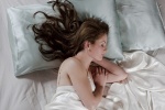 Tránh 6 sai lầm trước khi đi ngủ để ngăn ngừa tóc hư tổn