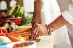 Người cao tuổi cần chú ý gì tới chế độ dinh dưỡng thường ngày?
