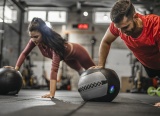 3 bài tập bóng tạ giúp thân trên chắc khỏe
