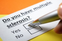 Nghĩ ngay đến bệnh đa xơ cứng khi có những dấu hiệu này!