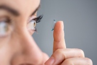 6 lời khuyên giúp bạn sử dụng kính áp tròng an toàn hơn