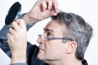 Ăn gì để ngăn ngừa tóc bạc sớm?