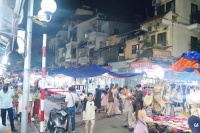 Nhộn nhịp chợ đêm phố cổ Hà Nội