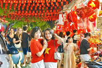 Phố Hàng Mã rộn ràng đón 'Tết Độc Lập'!