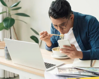 Vừa ăn vừa làm: Thói quen dễ thấy, tác hại khó lường