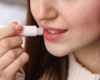 Nguy cơ tiềm ẩn khi dùng chung son dưỡng