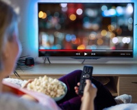 Nguy cơ đau lưng từ thói quen giải trí quen thuộc