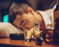 Chuyên gia tiết lộ lượng rượu tăng nguy cơ đột quỵ ở tuổi 60