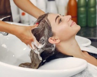 Tóc mềm mượt hơn với phương pháp gội đầu này