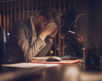 Làm việc quá sức có thể ảnh hưởng đến khả năng sinh sản