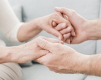 Một vài lời khuyên giúp chăm sóc người bị run chân tay tại nhà hiệu quả