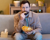 Thói quen cuối tuần của nam giới âm thầm tiêu diệt 'tinh binh'