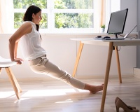 Đánh thức cơ thể với bài tập 5 phút ngay tại bàn làm việc