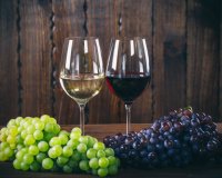 Chuyên gia dinh dưỡng nói gì về lợi ích sức khỏe của vang đỏ và vang trắng?