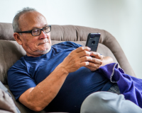 Lợi ích của việc dùng điện thoại với người cao tuổi