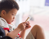3 nguy cơ sức khỏe khi cho con sở hữu điện thoại quá sớm