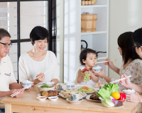 Giúp trẻ ăn uống lành mạnh trong dịp lễ hội