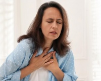 Làm sao để giảm khó thở, đau ngực ở người bệnh suy tim nặng?