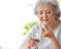 Những điều người lớn tuổi cần biết về calci và vitamin D